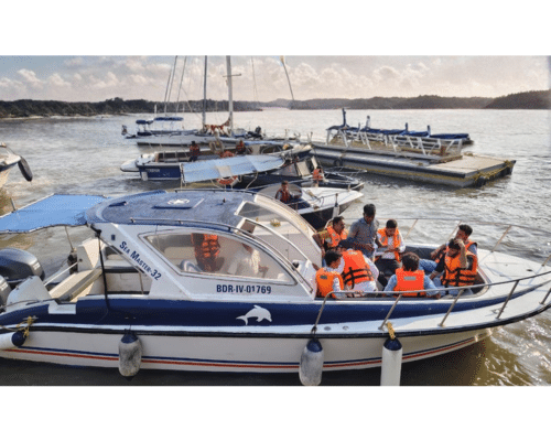 Speed boat in Mumbai with premium facilities for smooth sea rides